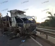 Caminhão colide com ônibus e maquinário na Raposo Tavares em Angatuba