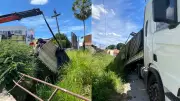 Caminhão com 24 toneladas de arroz cai em riacho no Sul do Piauí