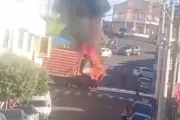Caminhão com aves vivas pega fogo em Itapira; bombeiros atuam