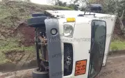 Caminhão com baterias tomba na SP-327 em Ourinhos; motorista ileso