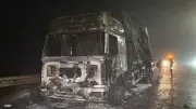 Caminhão com carne pega fogo e causa bloqueio na BR-448 em Canoas