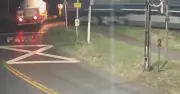 Caminhão com gás de cozinha é atingido por trem no Paraná