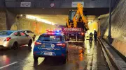 Caminhão com retroescavadeiras fica preso em túnel de Porto Alegre