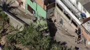 Caminhão de lixo desgovernado atinge casa em BH sem feridos
