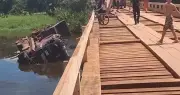 Caminhão de minério tomba em rio e danifica ponte no Amapá