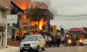 Caminhão dos bombeiros bate a caminho de incêndio em Curitiba