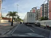 Caminhão e Kombi quebrados causam congestionamento em Mogi das Cruzes