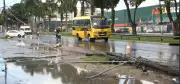 Caminhão guincho derruba poste em Maceió; motorista é resgatado