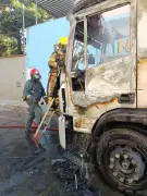 Caminhão pega fogo no Centro de Montes Claros após curto-circuito em soldagem