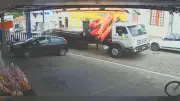 Caminhão sem freios invade contramão e atinge loja em Itapecerica