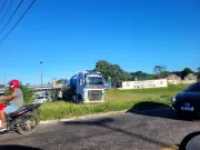 Caminhão-tanque invade canteiro no viaduto do Coqueiro em Ananindeua
