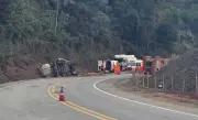 Caminhão-tanque tomba na BR-381 com 30 mil litros de combustível