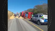 Caminhão tomba com milho e interdita BR-324 no Piauí