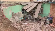 Caminhão tomba e carga de toras destrói garagem no PR; veja vídeo