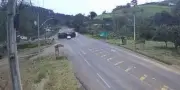 Caminhão tomba e motorista escapa por pouco em SC