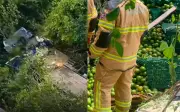 Caminhoneiro fica ferido após caminhão cair de ponte em SE