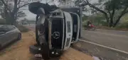 Caminhoneiro fica ferido em capotamento na RJ-116