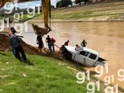 Caminhonete que caiu no Rio Acre é resgatada após vazante em Rio Branco