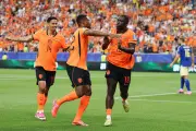 Camisa da Holanda 'radioativa' incomoda torcedores e operadora ensina a ajustar TV
