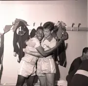 Camisa de Pelé, braçadeira de Maradona e itens de Messi vão a leilão nos EUA