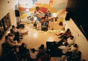 Cantor Marcos Almeida leva show intimista para dentro da casa dos fãs