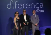 Carlos Monteiro exalta universidades públicas ao receber Prêmio Faz Diferença 2025