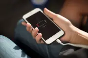 Carregador na tomada ou no celular primeiro? Saiba a ordem correta