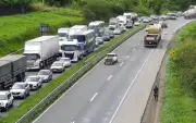 Carreta carregada de biscoitos tomba na BR-324 e carga é saqueada