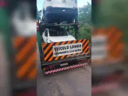 Carreta cegonha com 8 carros 0 km é achada abandonada em Araçariguama