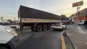 Carreta com 42 toneladas de madeira quebra e interdita avenida em Campinas