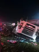 Carreta com mangas capota na Rodovia Anhanguera em Sumaré