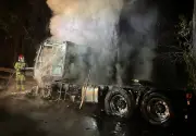 Carreta é completamente destruída por incêndio na BR-040 em Ressaquinha