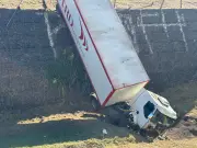 Carreta despenca de barranco em Salto (SP) e fica destruída