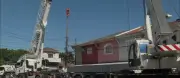 Carreta tomba após asfalto ceder e atinge casas no Ipiranga, SP