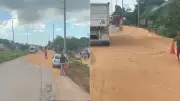 Carreta tomba e derrama soja na BR-135 em São Luís