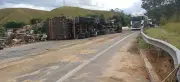 Carreta tomba e homem fica ferido na BR-393 em Barra do Piraí