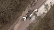 Carreta tomba e interdita BR-040 em Nova Lima
