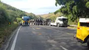 Carreta tomba e interdita BR-393 por 18h em Vassouras