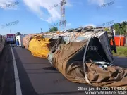 Carreta tomba e interdita SP-294 em Marília; motorista ferido