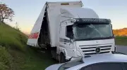 Carreta tomba, interdita Bandeirantes e deixa motorista ferido em Campinas
