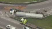 Carreta tomba na Washington Luís e fecha acesso ao Arco Metropolitano em Duque de Caxias