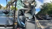 Carro bate em arquibancada da PM em Teresina; motorista sai ileso