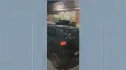 Carro bate em poste após ser atingido por tiros em Duque de Caxias