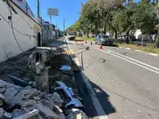 Carro bate em poste e bloqueia avenida no Centro de Campinas