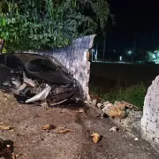 Carro bate em árvore e muro de hotel em Pirapora; dois feridos