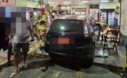Carro bate em vidraça e fere dois idosos em Três Rios