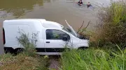 Carro cai em açude de 4 metros após motorista perder controle na MG-126