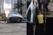 Carro cai em canal em Santos e motorista é resgatado com escada