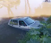 Carro cai no Rio Paraibuna após ser fechado por caminhão em Juiz de Fora
