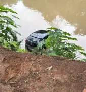 Carro cai no Rio Paraibuna e afunda em Matias Barbosa; não há feridos